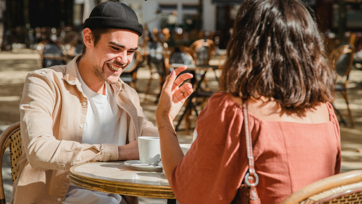 7 Body Language Attraction Signs 