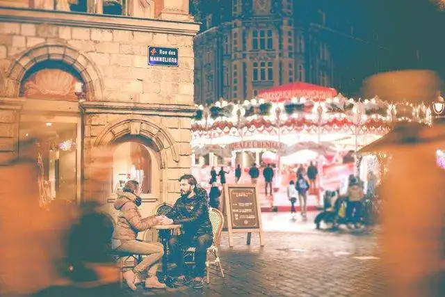 picture of two lovers sitting and facing each other. fake love in a relationship