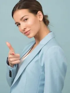 confident woman posing how to be more confident