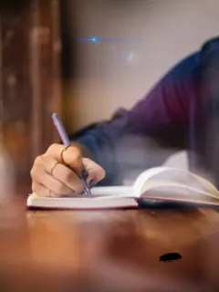 25 journal prompts for a better mindset