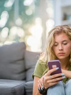 Signs someone has no friends