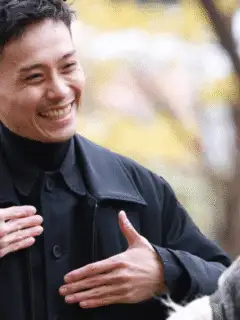7 Body Language Attraction Signs