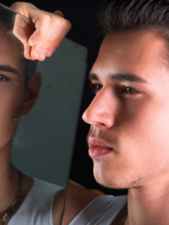 7 Tactics Narcissists Use To Keep You Small