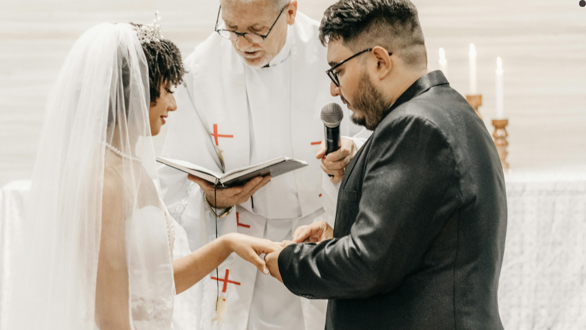 7 Typical Wedding Vows For Couples To Say I Do